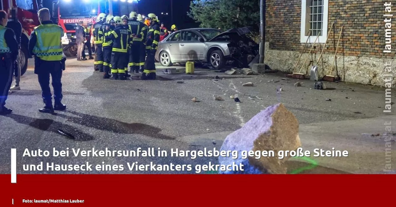 Auto bei Verkehrsunfall in Hargelsberg gegen gro�e Steine und Hauseck eines Vierkanters gekracht