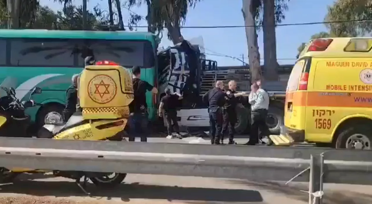 Attentato a Tel Aviv, camion contro fermata del bus: 40 feriti. «L'autista del tir è stato arrestato»