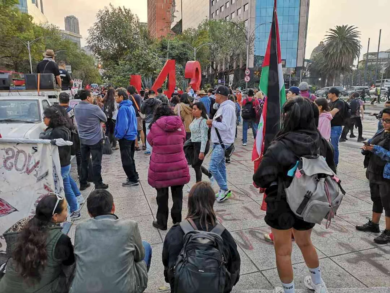 Padres de normalistas de Ayotzinapa marchan en CdMx a 10 años y un mes de su desaparición