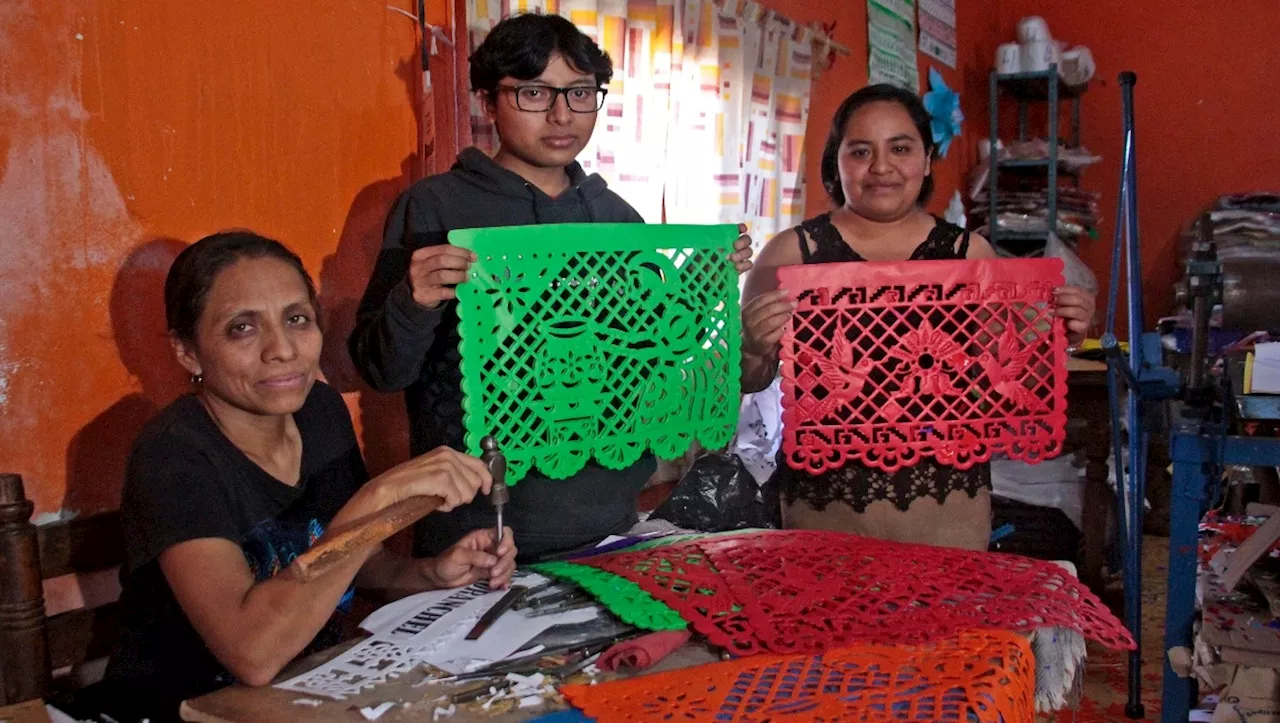 Papel picado da color y alegría a ofrendas y altares por Día de Muertos en Puebla