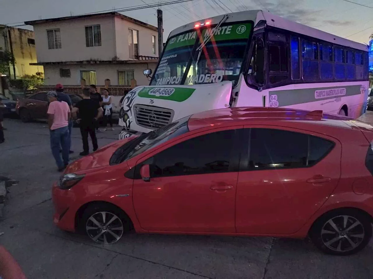 Pasajeros resultan lesionados tras choque de microbús y vehículo en Tampico