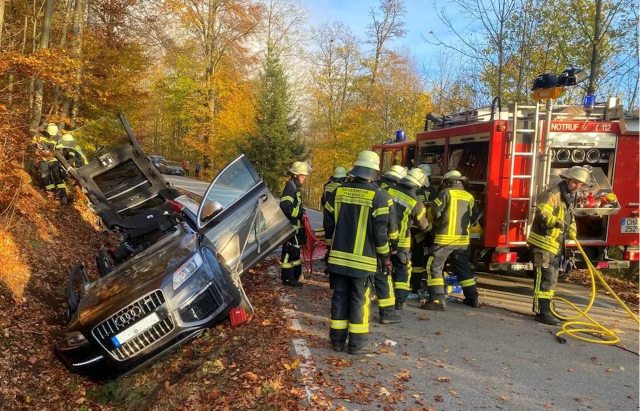 Schwierige Bergung: Audi-Fahrer nach schwerem Unfall auf der Straße zum Hohenbogen eingeklemmt