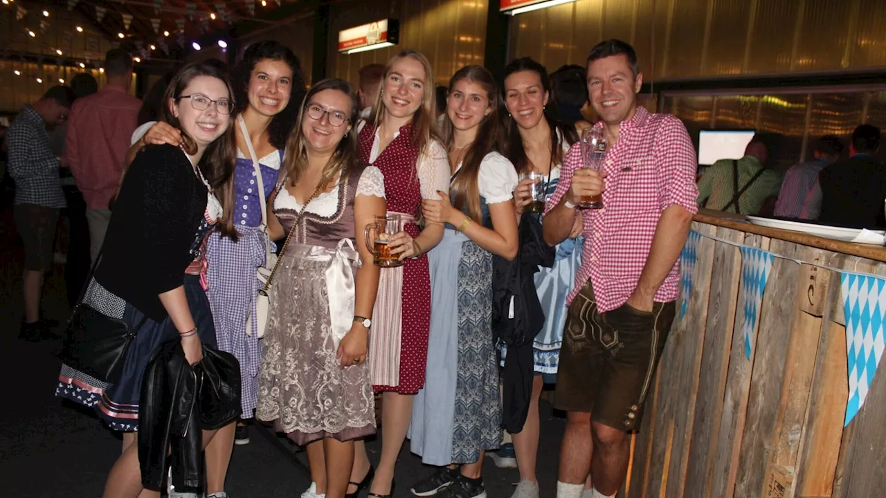 Trachtig durch die Nacht beim Oktoberfest in der Stockschützenhalle