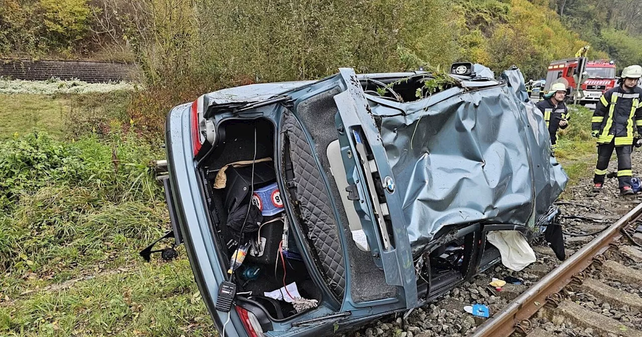 Schon wieder liegt ein Auto auf den Bahngleisen bei Höxter