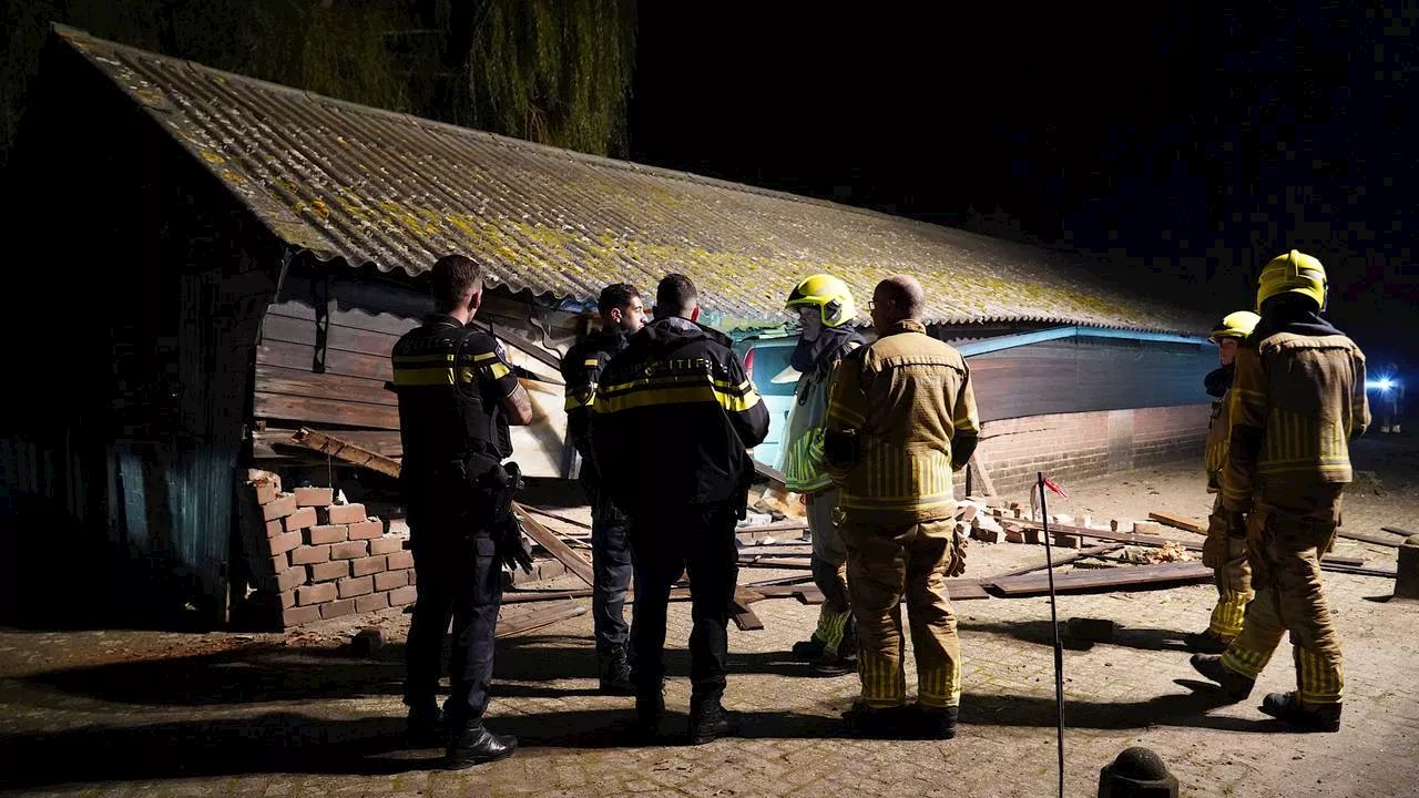 112-nieuws: bestelbus rijdt boerenschuur binnen • auto crasht op A27