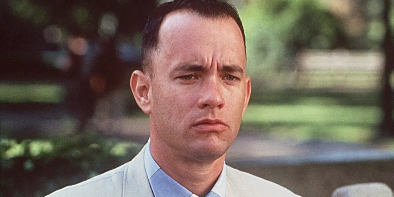 Tom Hanks Briefly Plays A Second Character In Forrest Gump (& He's The Exact Opposite Of Forrest)