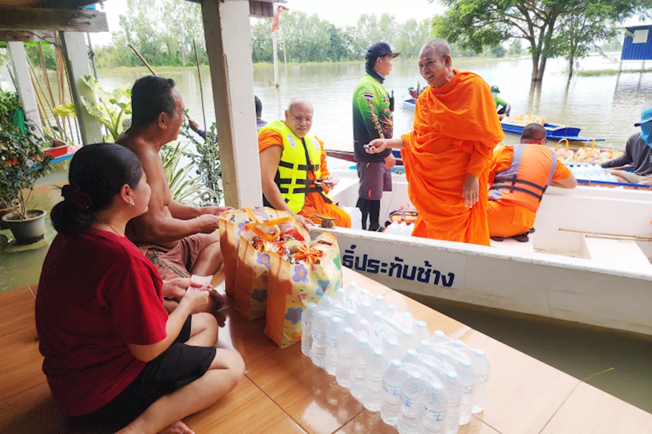 เจ้าคณะจังหวัดพิจิตรล่องเรือนำถุงยังชีพแจกจ่ายช่วยชาวบ้านที่ถูกน้ำท่วมพื้นที่ลุ่มน้ำยม