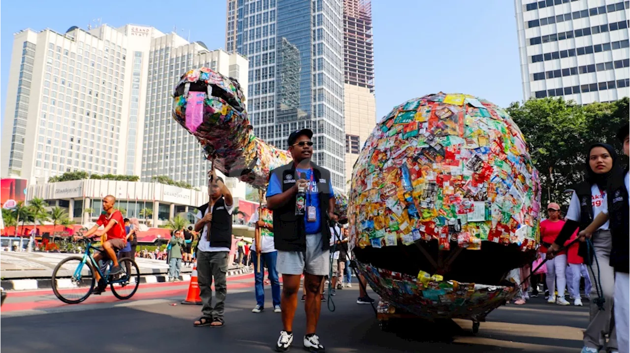 Penampakan Replika Paus dan Ular Raksasa dari Sampah Keliling Car Free Day