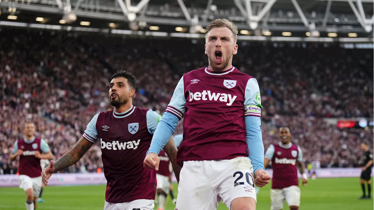 Man United misses open goal, concedes late penalty in loss at West Ham