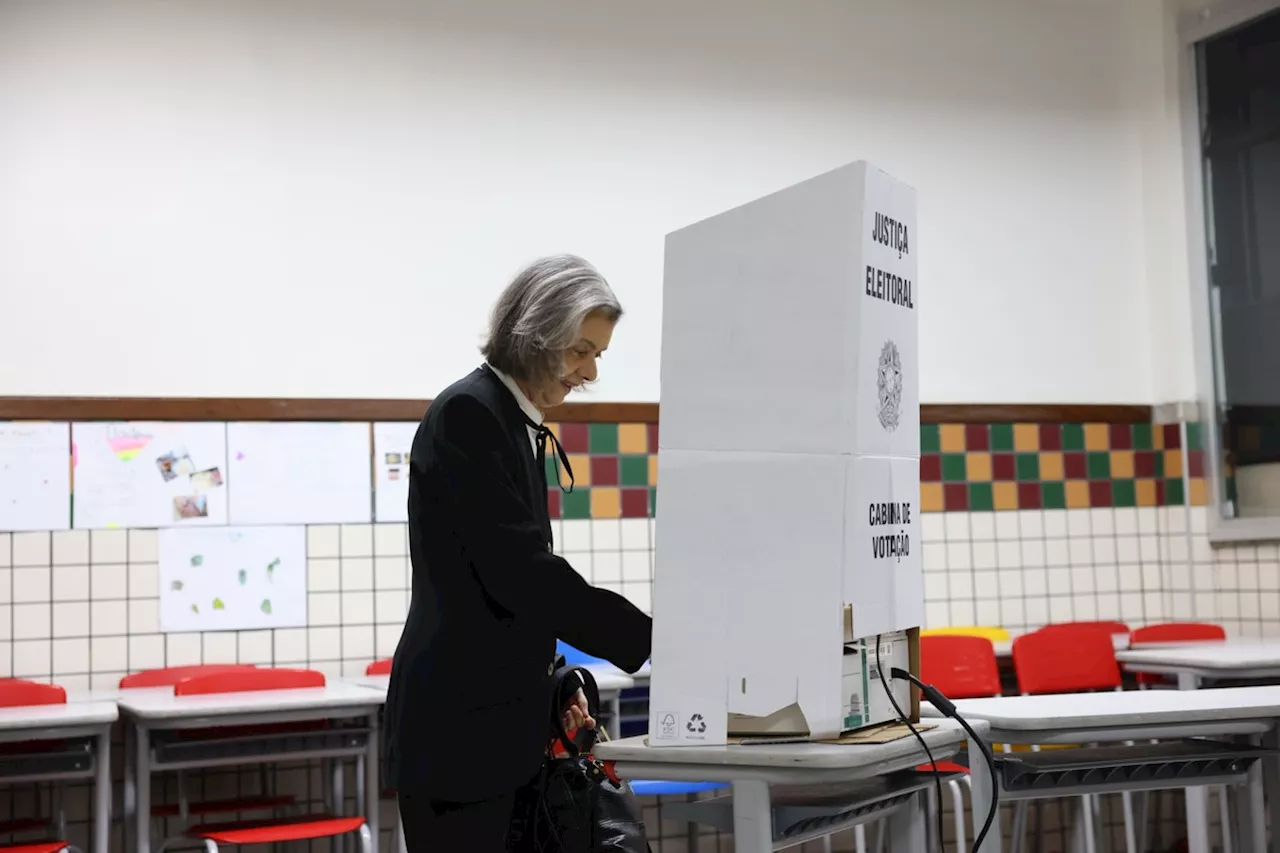 Cármen Lúcia vota em BH e diz esperar que todos consigam exercer direito ao voto