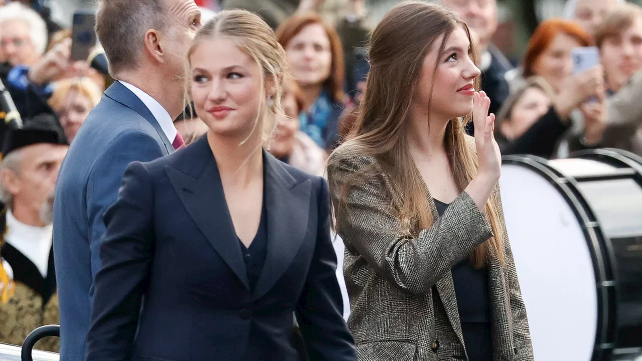 Leonor, con pantalones por primera vez en los premios Princesa de Asturias, y Sofía con una original chaqueta dorada: sus looks al detalle