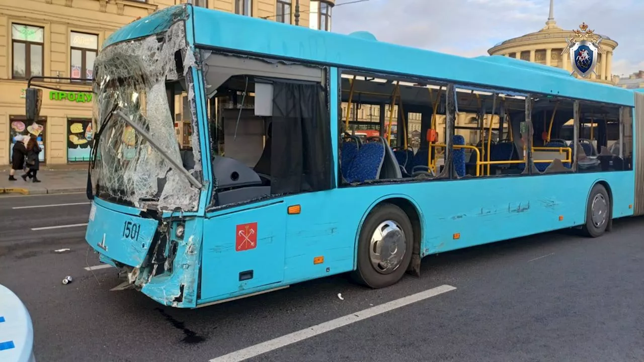 Перевозчик: водитель автобуса, попавшего в ДТП в Петербурге, потерял сознание