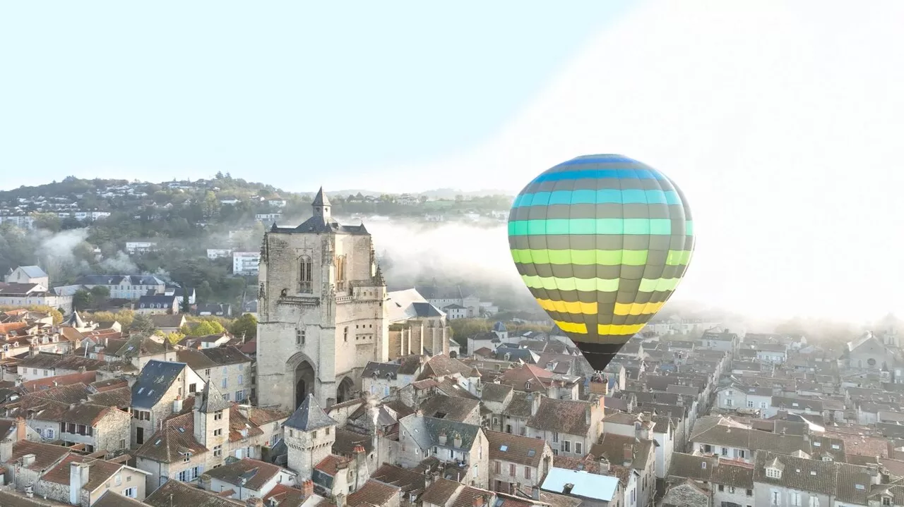 Une montgolfière décolle depuis le cœur d'une charmante bastide d'Occitanie : un spectacle fabuleux