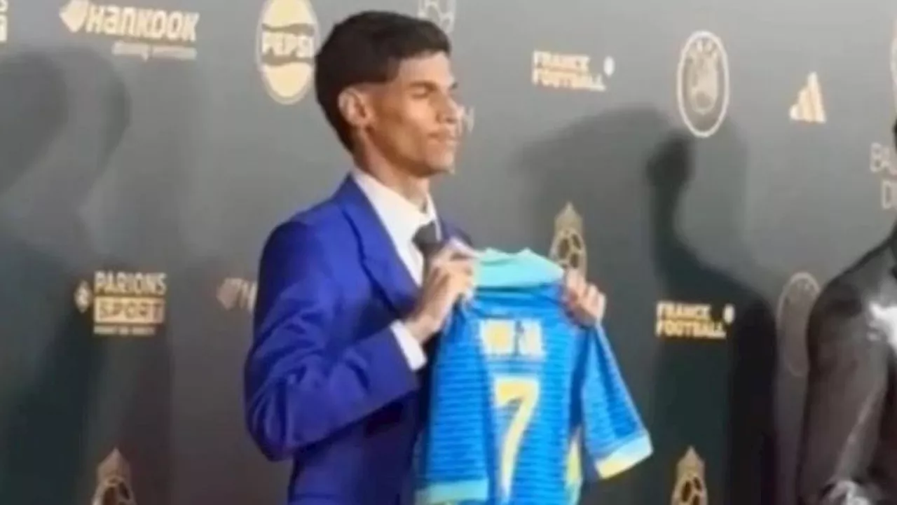 Bola de Ouro 2024: Luva de Pedreiro exibe camisa de Vini Jr no tapete vermelho