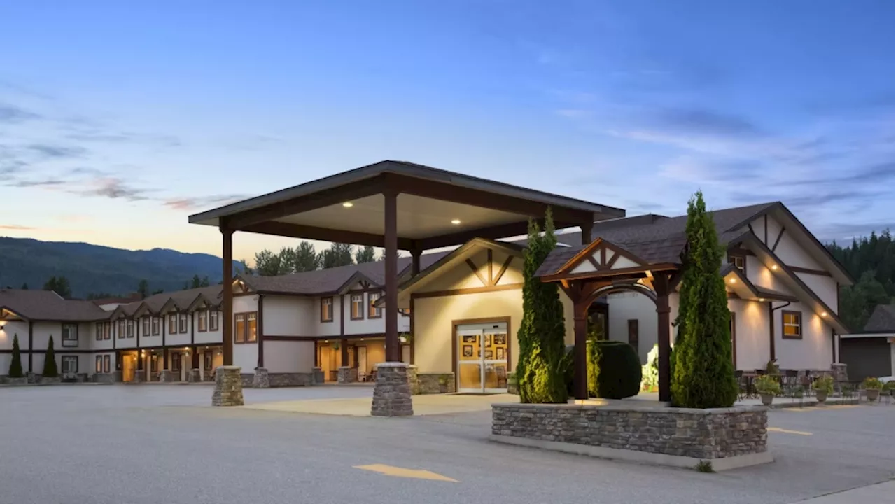 New hotel opens in Revelstoke, featuring rooftop hot tub