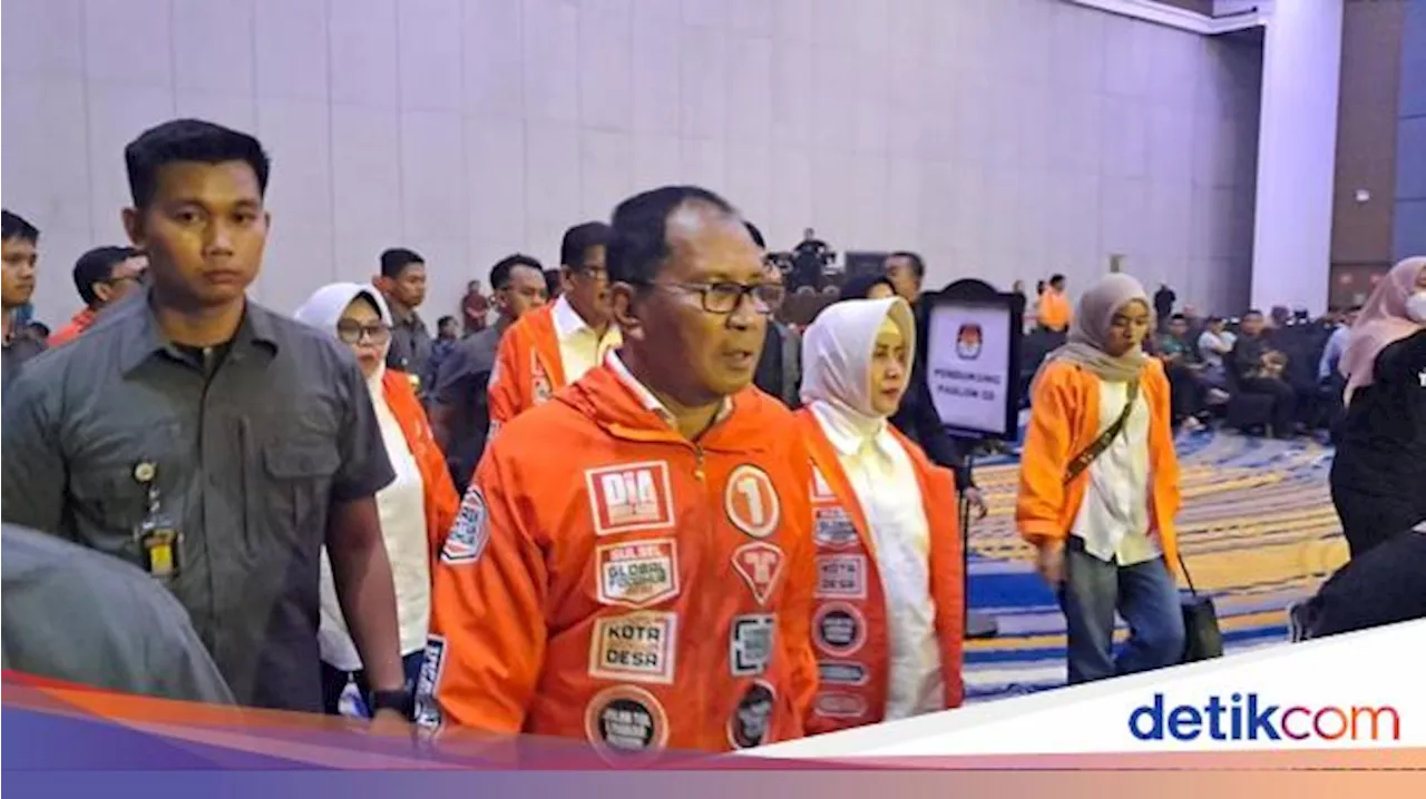 Danny Pomanto Tiba di Lokasi Debat Pilgub Sulsel Pakai Jaket Oranye