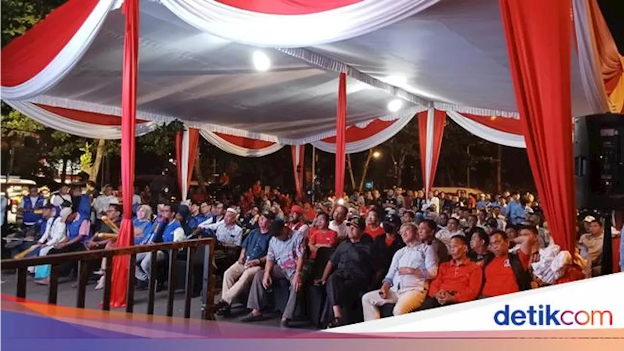 Ratusan Pendukung Paslon Nobar Debat Pilgub Sumsel di Depan Pintu Masuk