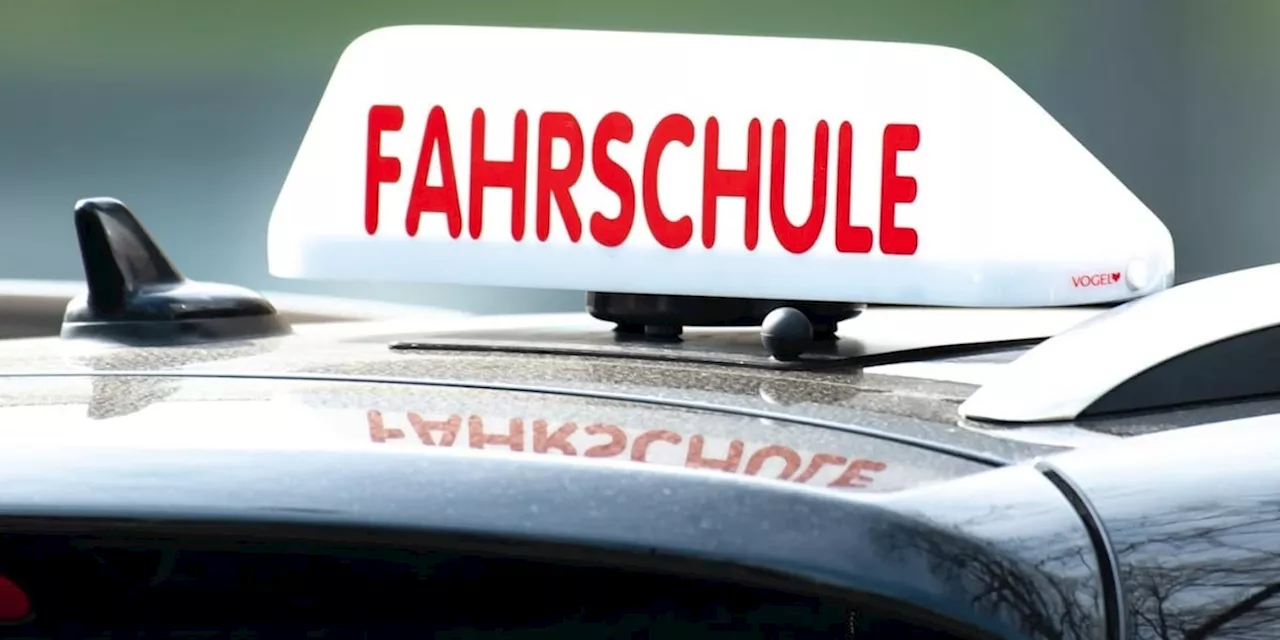 News: Betrunkener Fahrlehrer baut Unfall: Dann haut er mit dem Auto ab