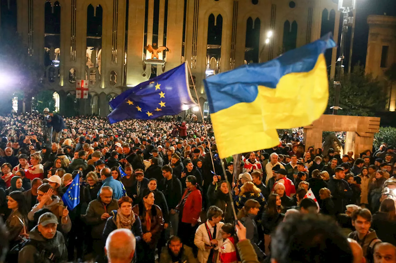 В Тбилиси митингующие напали на мужчину, решив, что он русский