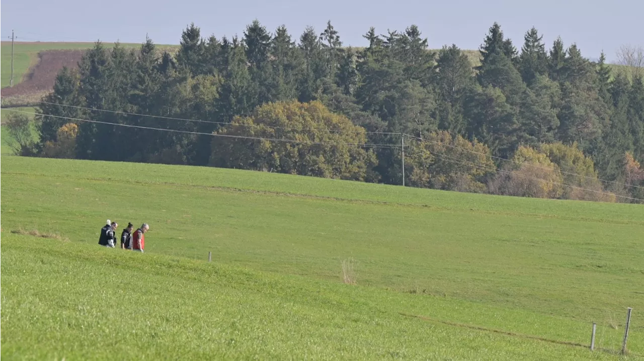 Großfahndung nach Verdächtigem - Ortschef getötet: Auf dieser Wiese geschah die Bluttat