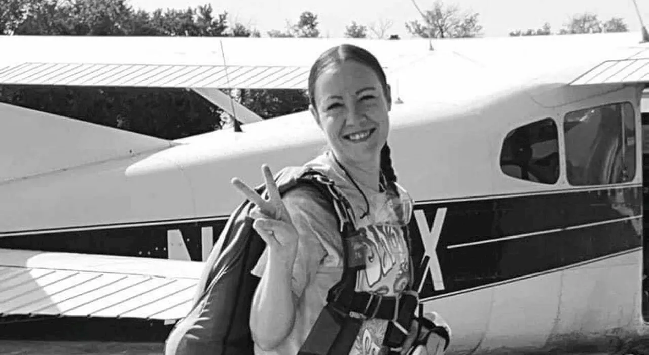 Morta fotografa professionista: Amanda Gallagher è finita contro l'elica attiva di un aereo mentre scattava fo