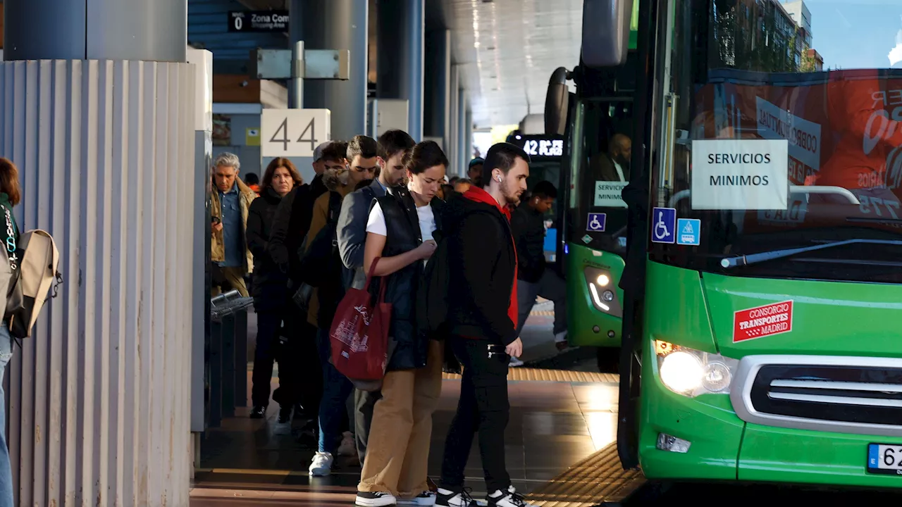 Huelga de autobuses en directo, hoy: arrancan las protestas en la Delegación del Gobierno