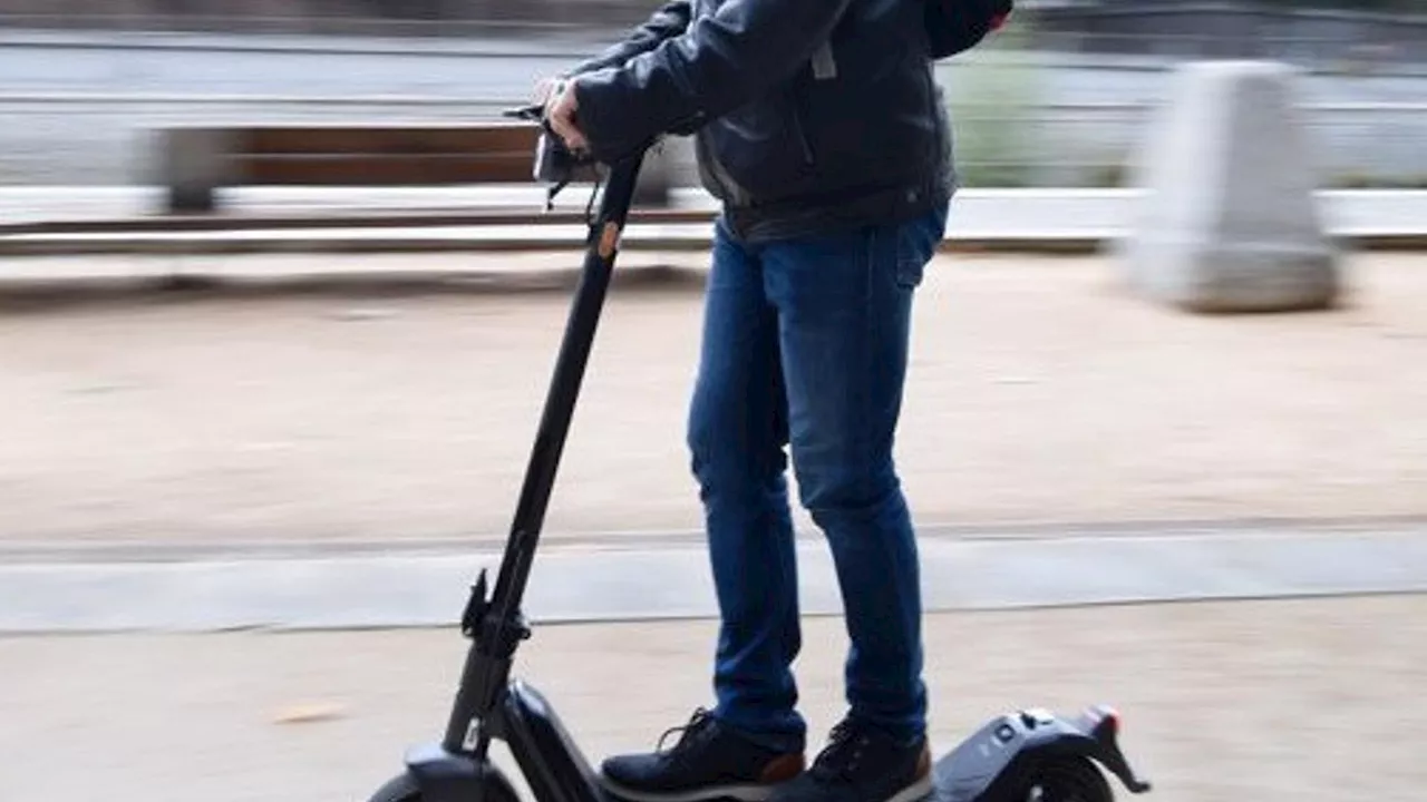 La DGT recuerda que los patinetes no pueden circular por la acera