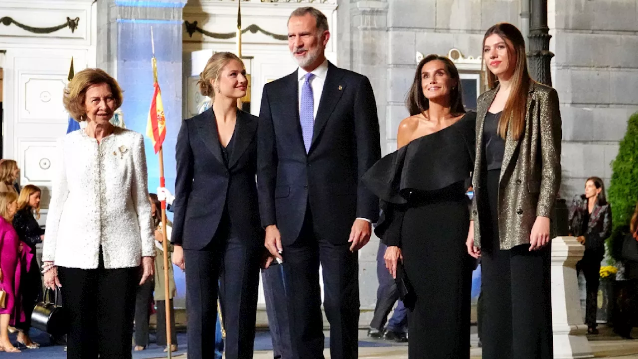 Letizia di Spagna 'flamenquera', Leonor istituzionale e Sofia dorata: il glamour si fa regale