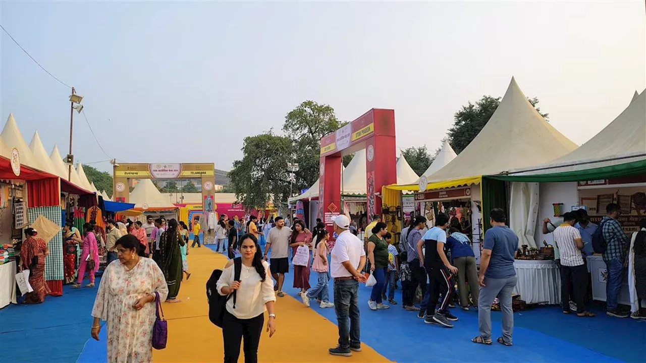 SARAS Mela 2024 : दीपावली पर मिल रही 10 से 20 प्रतिशत तक की छूट, सजावटी सामान और कपड़ों की हो रही खूब बिक्री