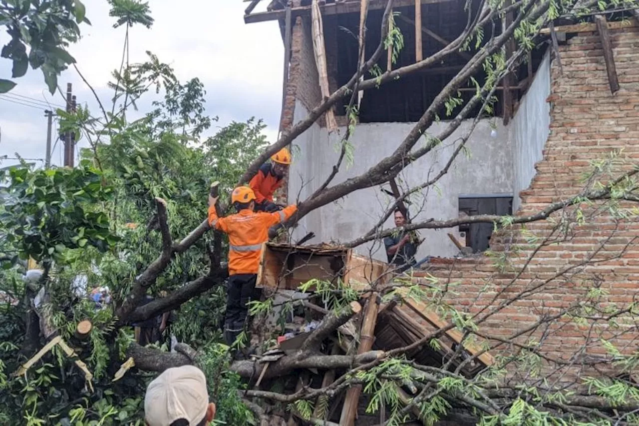 Belasan Rumah di Bondowoso Rusak Diterjang Angin Puting Beliung