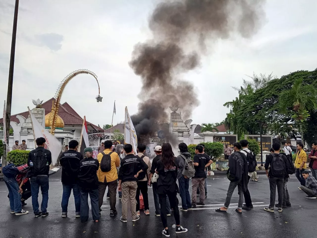 Gelar Aksi, Mahasiswa Sebut Pemkab Serang Tak Becus Urus Sampah & Sungai Ciujung