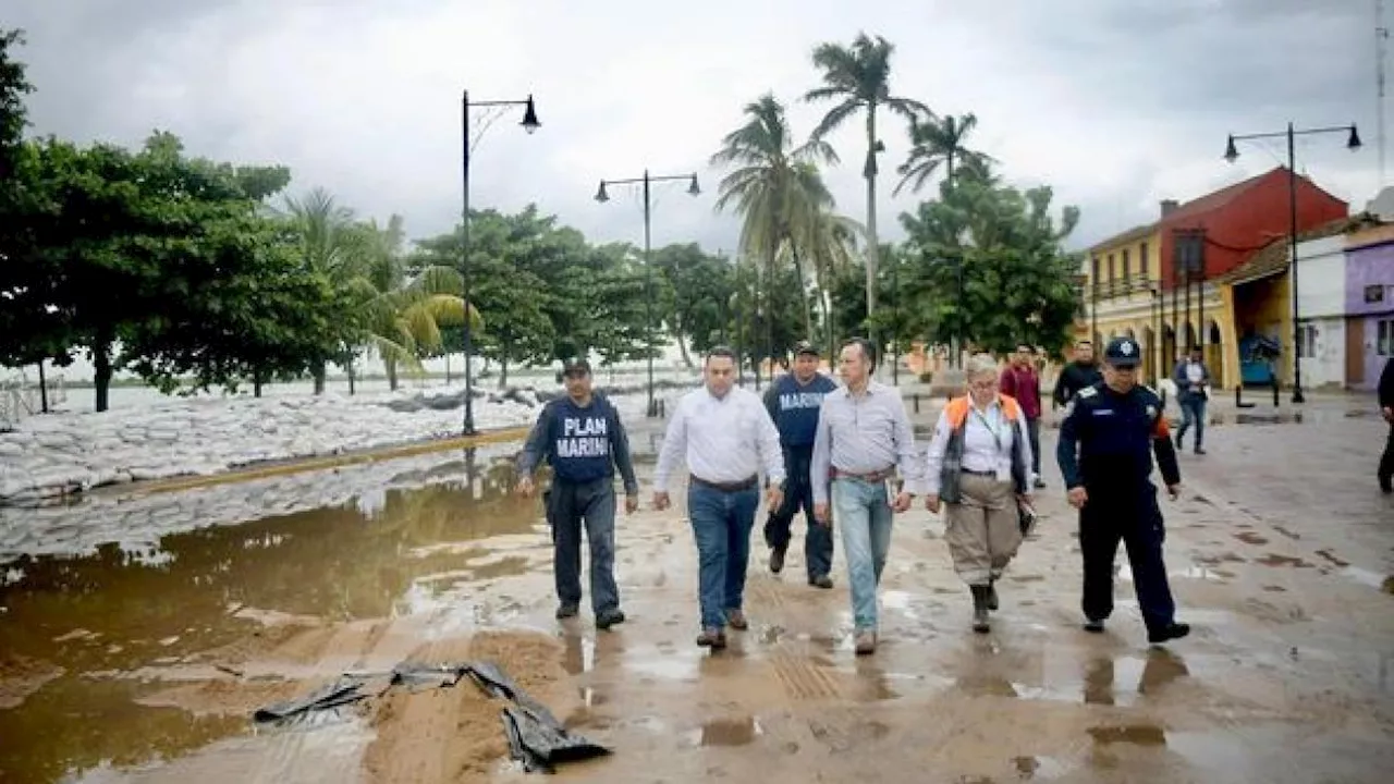 Arriba Cuitláhuac García a Tlacotalpan para evaluar acciones por inundaciones