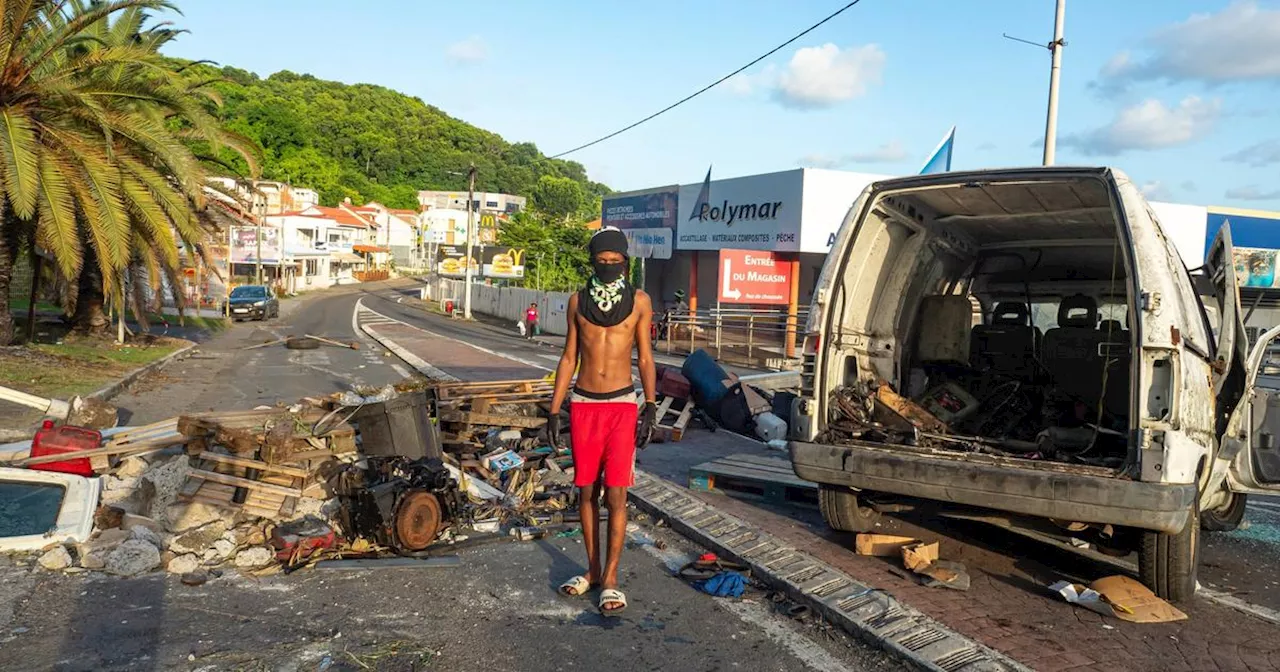 En Martinique, des habitants pris au piège des barrages tenus par les émeutiers