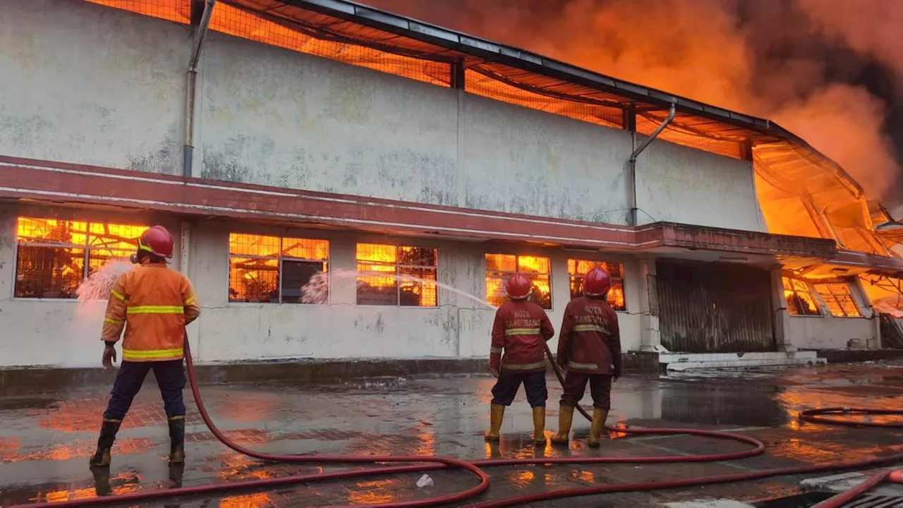 3 Gudang Bahan Kimia dan Plastik di Tangerang Ludes Terbakar