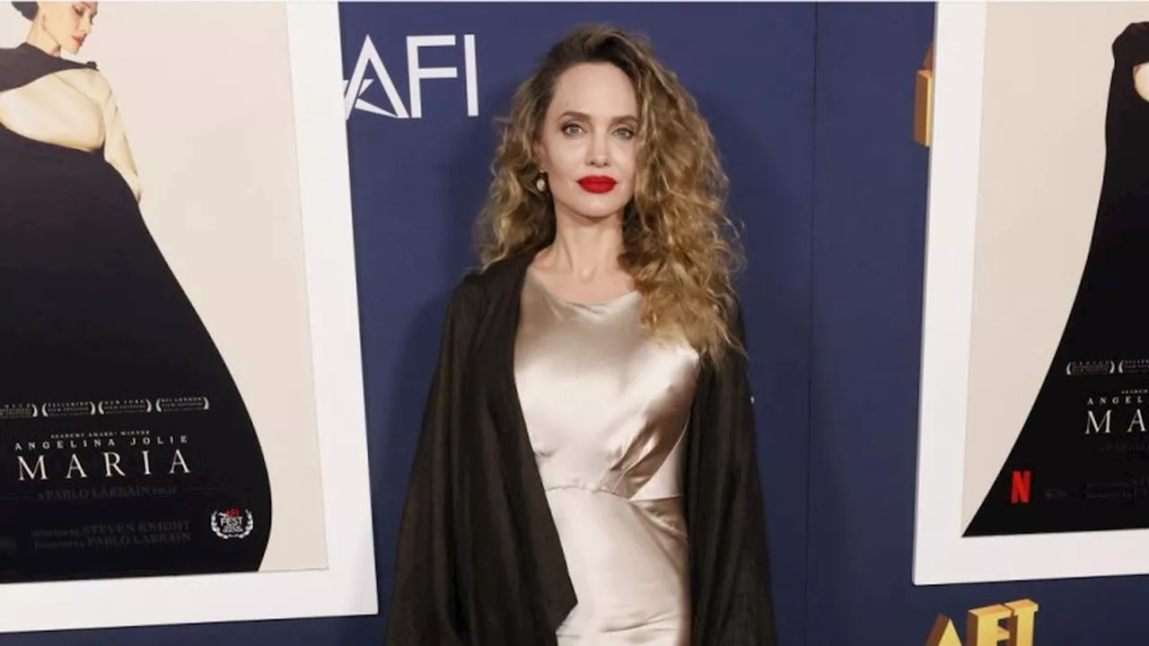 Angelina Jolie Tampil Beda dengan Rambut Keriting di Pemutaran Perdana Film Maria, Dijagokan Masuk Nominasi Oscar