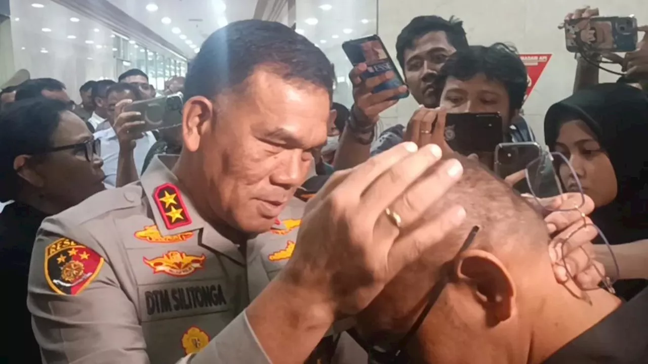 Momen Kapolda NTT Pegang Kepala Ipda Rudy Soik: Kamu Masih Anggota Polri