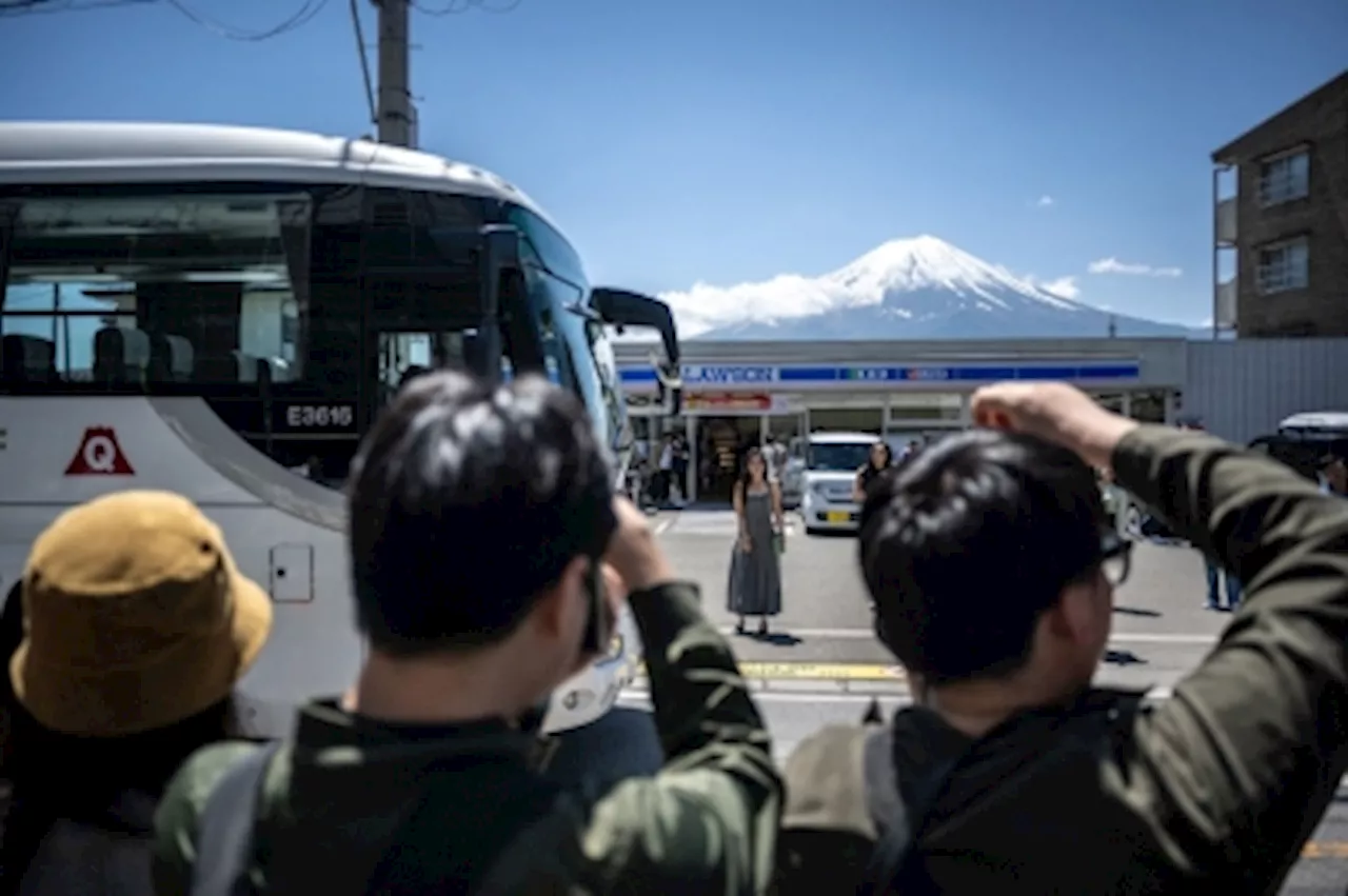 Mount Fuji remains snow free past record date as warm weather lingers in Japan