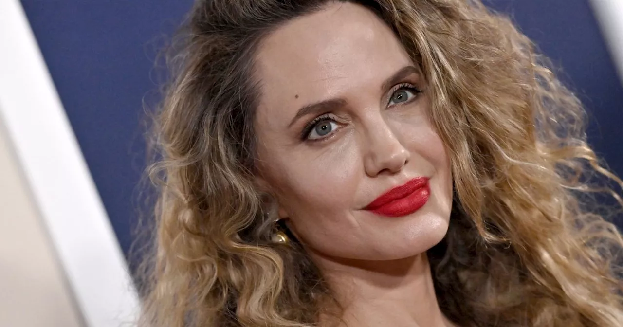 Angelina Jolie adopte le vêtement le plus audacieux de la saison