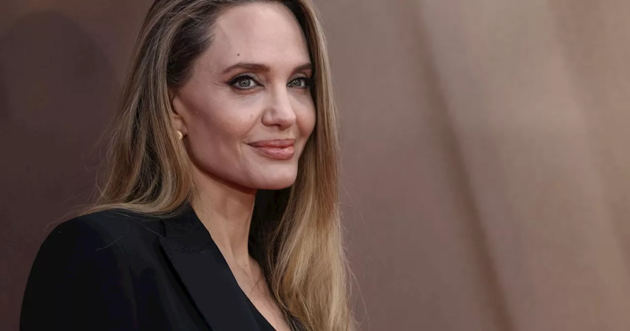 Exit les cheveux lisses, Angelina Jolie adopte une sublime coiffure au volume XXL