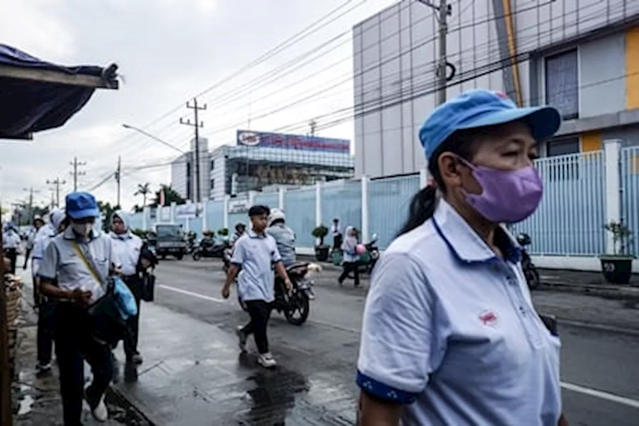 Setelah Dinyatakan Pailit, Ribuan Karyawan Sritex Solid Kenakan Pita Hitam