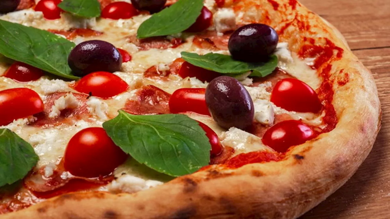 Stati Uniti, clienti mangiano pizza alla cannabis