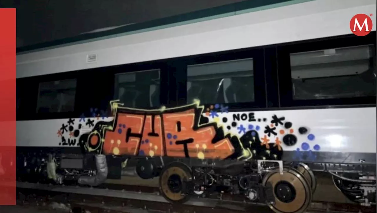 Pintan grafiti en uno de los vagones de Tren Maya en Cancún