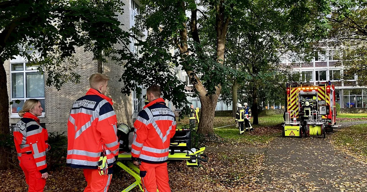 Brand in Bielefelder Schule: Berufskolleg evakuiert, Feuerwehr lobt Schüler