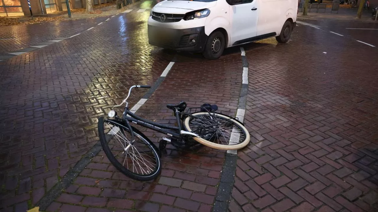 112-nieuws: bestelbus schept fietser • balen hooi op snelweg