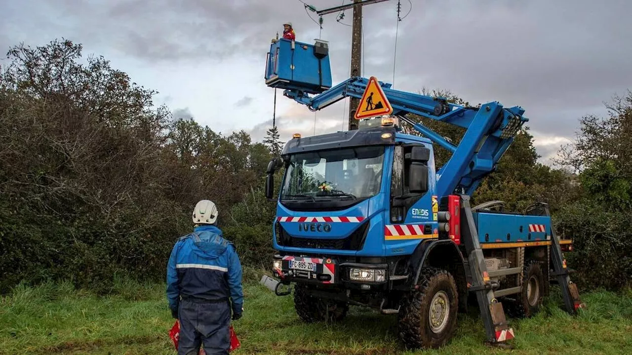 Un an après la tempête Ciaran, Enedis renforce le réseau de distribution électrique en Bretagne