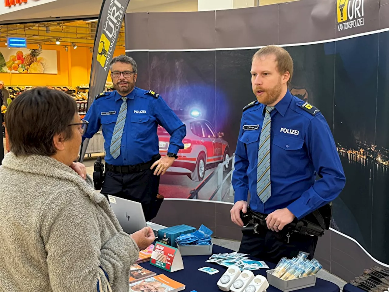 Bürglen / Schattdorf UR: Grosses Interesse der Bevölkerung an der Standaktion der Kapo Uri