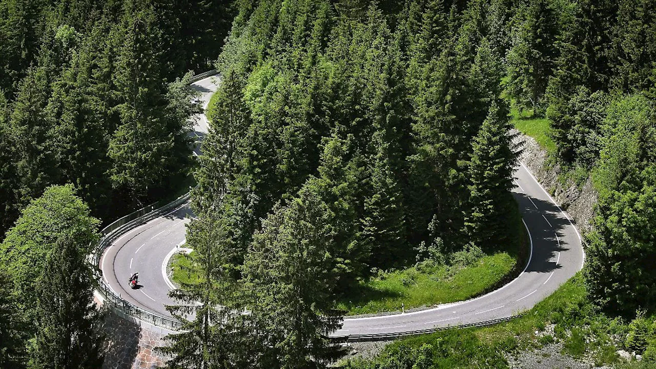 Motorradfahrer in Bayern stürzt nach Kollision mit Auto 25 Meter tief