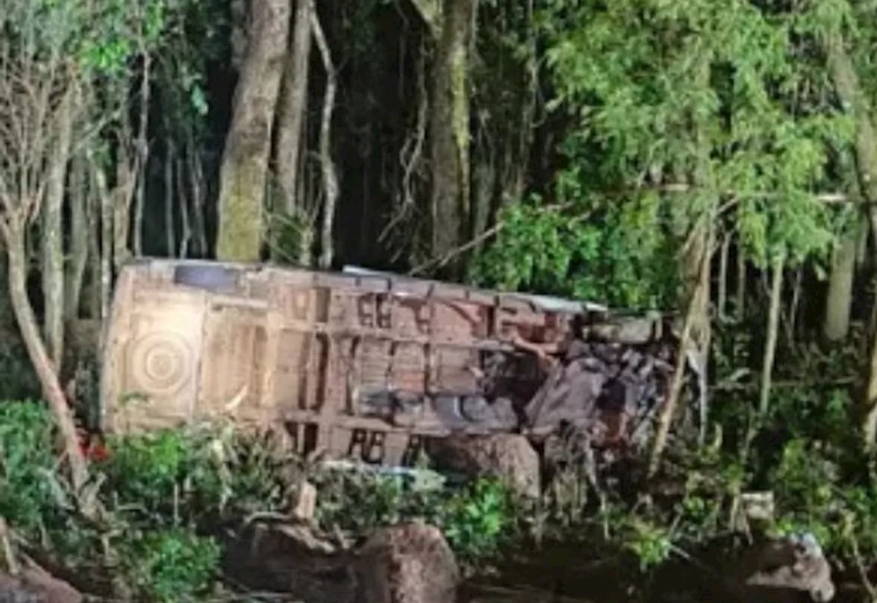 Músicos ficam feridos após grave acidente com van de banda em Santa Catarina