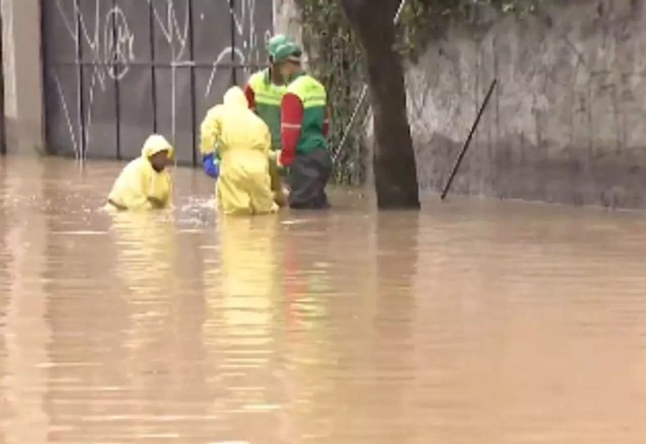 Rompimento de adutora causa alagamento em Osasco (SP)