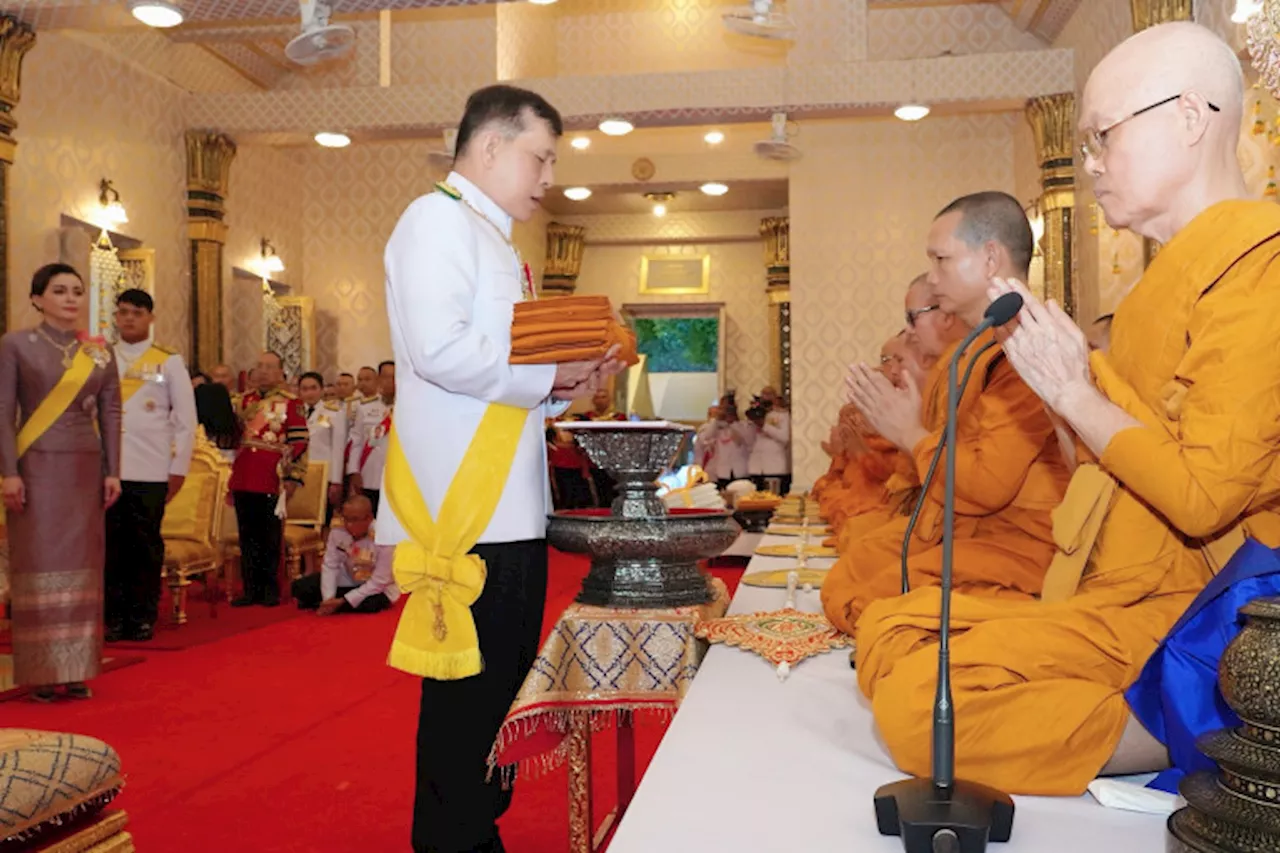 'ในหลวง-พระราชินี' ทรงบำเพ็ญพระราชกุศลถวายผ้าพระกฐิน วัดพระพุทธบาท